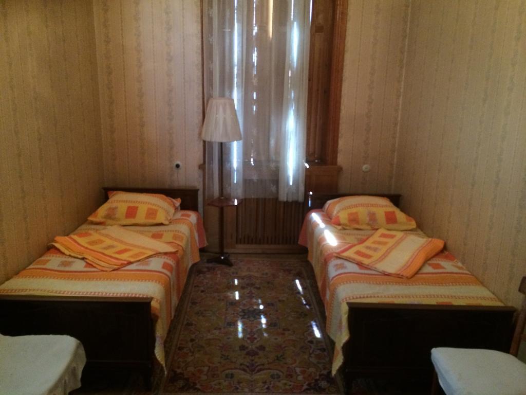 Guest House Deda Lali Кутаиси Стая снимка